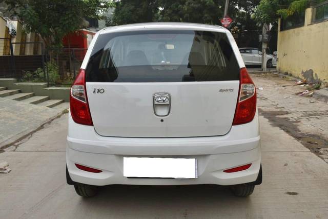 https://images10.gaadi.com/usedcar_image/3698867/original/processed_img2926656__used_car_2926656_1701506394.jpg?imwidth=6402