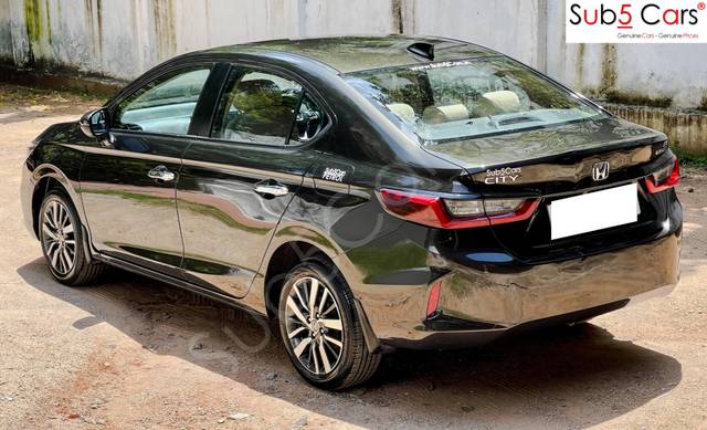 https://images10.gaadi.com/usedcar_image/3698874/original/processed_img2926662__usedcar_3_70641701506752_1701506765.jpeg?imwidth=6401