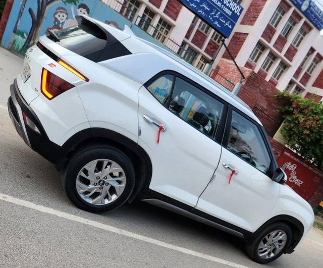 https://images10.gaadi.com/usedcar_image/3698898/original/processed_img2926672__used_car_2926672_1701507663.jpg?imwidth=6401