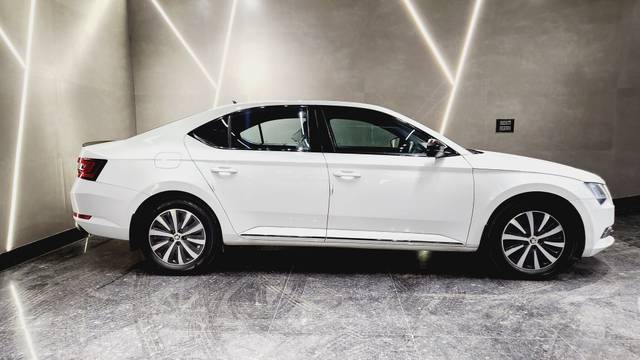 https://images10.gaadi.com/usedcar_image/3698917/original/img2926684__used_car_2926684_1701508380.jpg?imwidth=6401