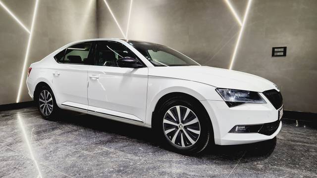 https://images10.gaadi.com/usedcar_image/3698917/original/img2926684__used_car_2926684_1701508390.jpg?imwidth=6400