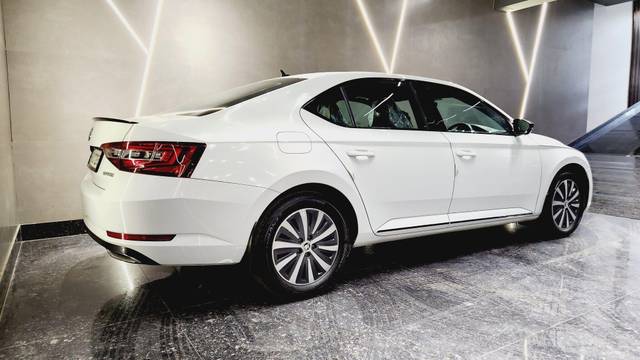 https://images10.gaadi.com/usedcar_image/3698917/original/processed_img2926684__used_car_2926684_1701508389.jpg?imwidth=6402