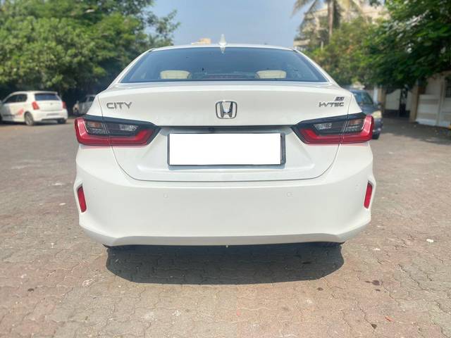 https://images10.gaadi.com/usedcar_image/3698989/original/processed_img2926729__used_car_2926729_1701510196.jpg?imwidth=6402