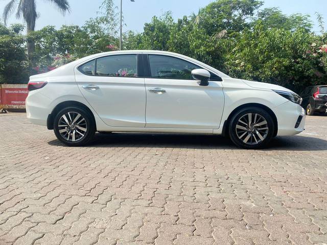 https://images10.gaadi.com/usedcar_image/3698989/original/processed_img2926729__used_car_2926729_1701510200.jpg?imwidth=6401
