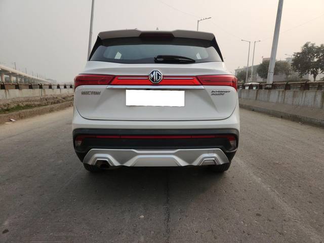 https://images10.gaadi.com/usedcar_image/3699114/original/processed_img2926801__used_car_2926801_1701514082.jpg?imwidth=6402