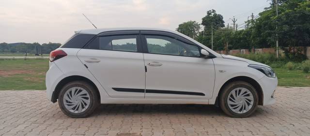 https://images10.gaadi.com/usedcar_image/3699162/original/img2926828__used_car_2926828_1701515367.jpg?imwidth=6401