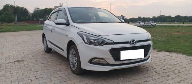 https://images10.gaadi.com/usedcar_image/3699162/original/processed_img2926828__used_car_2926828_1701515360.jpg?imwidth=6400
