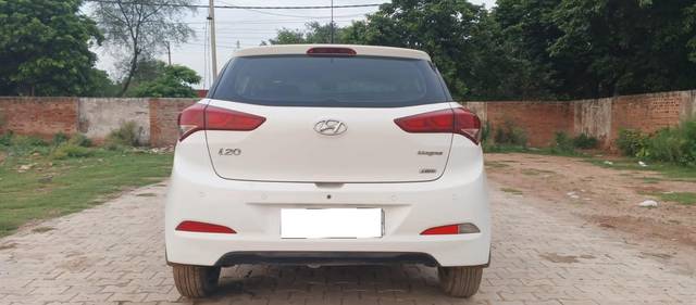 https://images10.gaadi.com/usedcar_image/3699162/original/processed_img2926828__used_car_2926828_1701515363.jpg?imwidth=6402