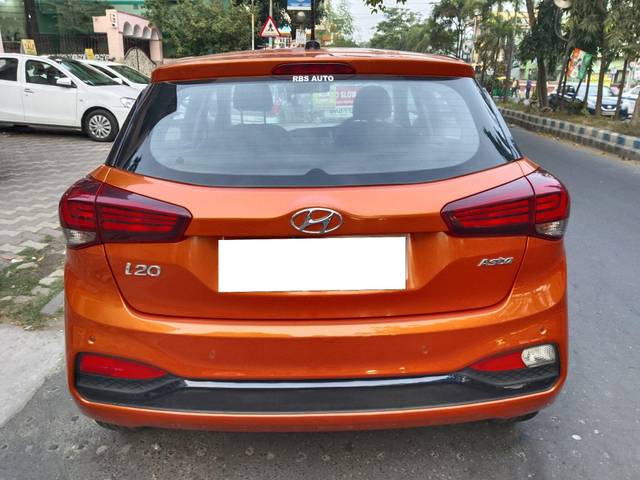https://images10.gaadi.com/usedcar_image/3699177/original/processed_img2926836__used_car_2926836_1701515907.jpg?imwidth=6402