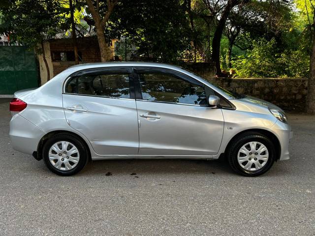 https://images10.gaadi.com/usedcar_image/3699188/original/img2926843__usedcar_img_20231202_wa0559_30581701516182_1701516236.jpg?imwidth=6401