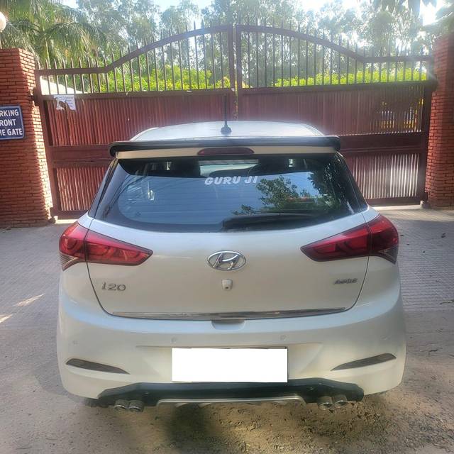 https://images10.gaadi.com/usedcar_image/3699193/original/processed_img2926845__used_car_2926845_1701516569.jpg?imwidth=6402