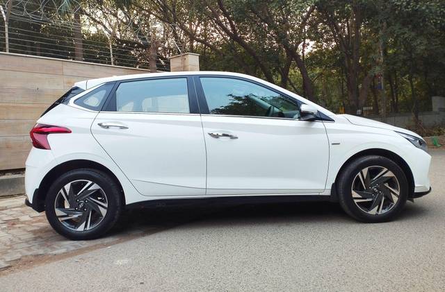 https://images10.gaadi.com/usedcar_image/3699237/original/processed_img2926875__used_car_2926875_1701517796.jpg?imwidth=6401