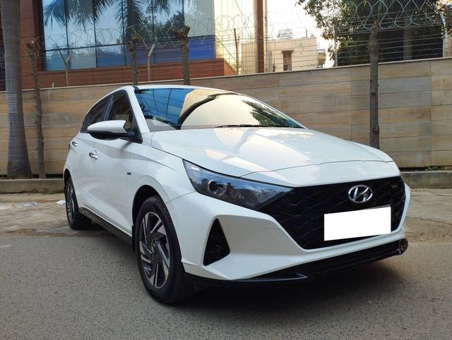 https://images10.gaadi.com/usedcar_image/3699237/original/processed_img2926875__used_car_2926875_1701517810.jpg?imwidth=6400