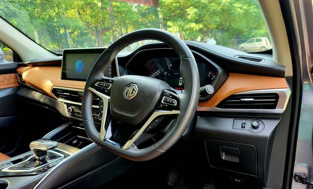 https://images10.gaadi.com/usedcar_image/3699274/original/img2926892__used_car_2926892_1701518776.jpg?imwidth=6402