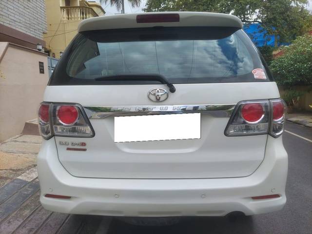 https://images10.gaadi.com/usedcar_image/3699348/original/processed_img2926940__used_car_2926940_1701520840.jpg?imwidth=6402