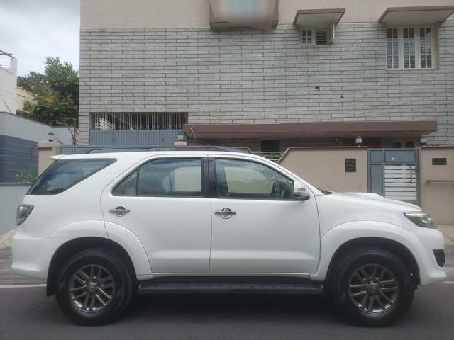 https://images10.gaadi.com/usedcar_image/3699348/original/processed_img2926940__used_car_2926940_1701520843.jpg?imwidth=6401