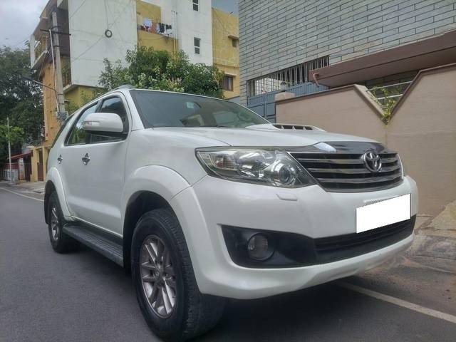 https://images10.gaadi.com/usedcar_image/3699348/original/processed_img2926940__used_car_2926940_1701520848.jpg?imwidth=6400