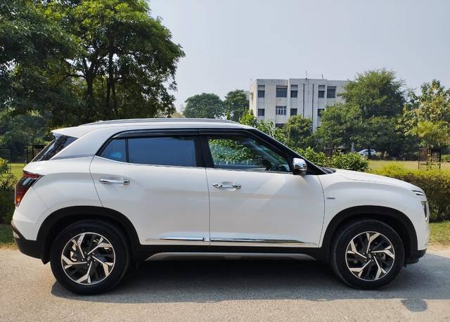 https://images10.gaadi.com/usedcar_image/3699349/original/img2926941__used_car_2926941_1701520858.jpg?imwidth=6401