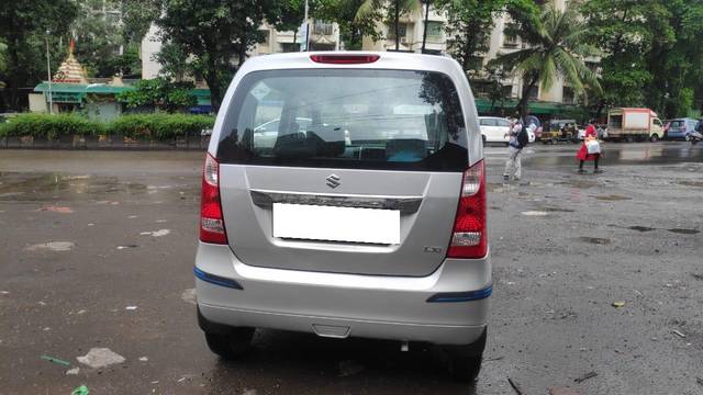 https://images10.gaadi.com/usedcar_image/3699355/original/processed_img2926946__used_car_2926946_1701520974.jpg?imwidth=6402