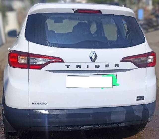 https://images10.gaadi.com/usedcar_image/3699564/original/processed_c8b57c00-268e-4f8a-bade-68f7920248cd.jpg?imwidth=6402