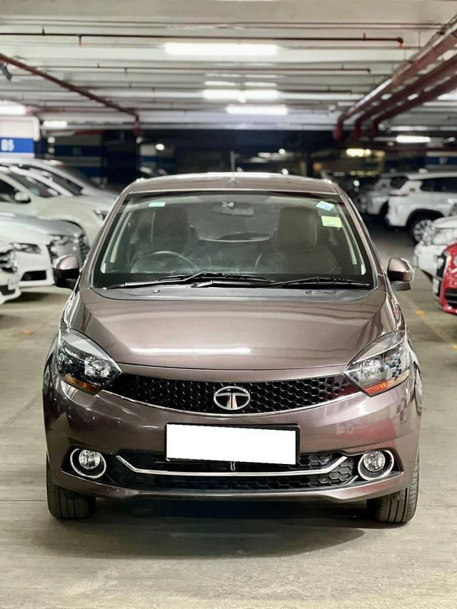 https://images10.gaadi.com/usedcar_image/3699617/original/processed_img2927092__used_car_2927092_1701528669.jpg?imwidth=6402
