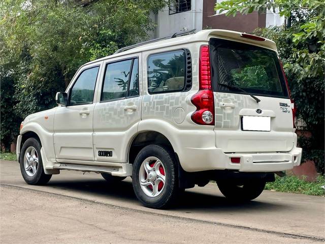 https://images10.gaadi.com/usedcar_image/3699687/original/processed_img2927101__used_car_2927101_1701532952.jpg?imwidth=6402
