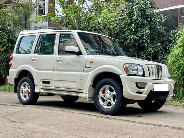 https://images10.gaadi.com/usedcar_image/3699687/original/processed_img2927101__used_car_2927101_1701532958.jpg?imwidth=6400