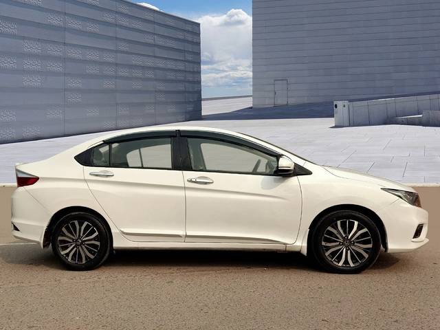 https://images10.gaadi.com/usedcar_image/3699948/original/img2927116__used_car_2927116_1701573415.jpg?imwidth=6401