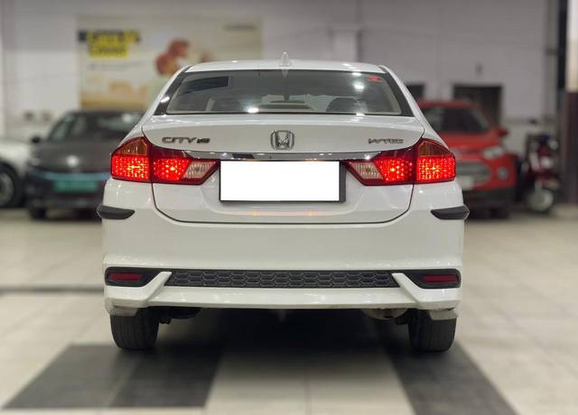 https://images10.gaadi.com/usedcar_image/3700199/original/processed_img2927224__used_car_2927224_1701586836.jpg?imwidth=6402