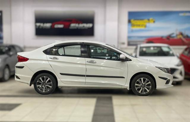 https://images10.gaadi.com/usedcar_image/3700199/original/processed_img2927224__used_car_2927224_1701586838.jpg?imwidth=6401