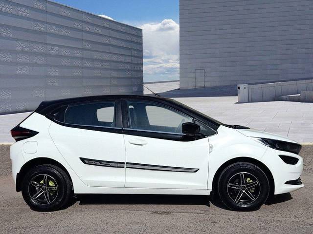 https://images10.gaadi.com/usedcar_image/3700345/original/processed_img2927288__used_car_2927288_1701592090.jpg?imwidth=6401