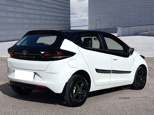 https://images10.gaadi.com/usedcar_image/3700345/original/processed_img2927288__used_car_2927288_1701592103.jpg?imwidth=6402