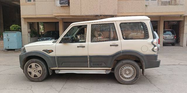 https://images10.gaadi.com/usedcar_image/3700363/original/26__VCC_IMG_1700981648558_1824236_95_1700981908.jpg?imwidth=6401