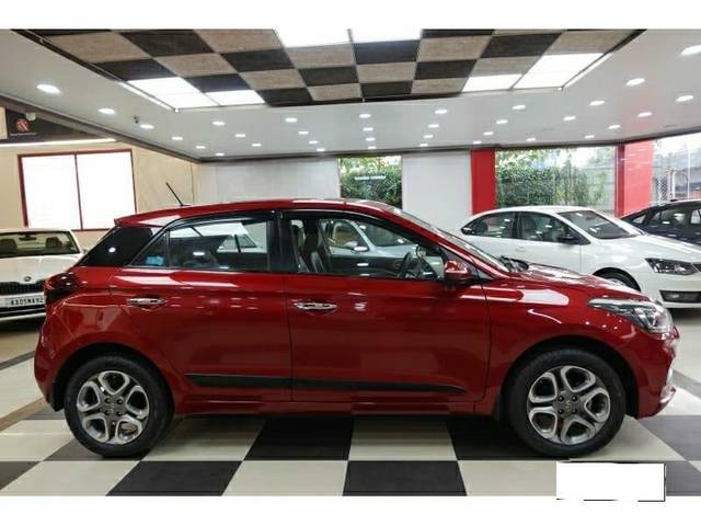 https://images10.gaadi.com/usedcar_image/3700502/original/processed_img2927355__used_car_2927355_1701597628.jpg?imwidth=6402