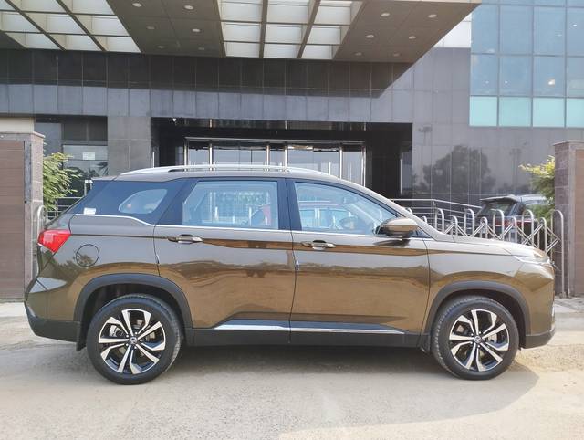 https://images10.gaadi.com/usedcar_image/3700551/original/img2927385__used_car_2927385_1701601130.jpg?imwidth=6401