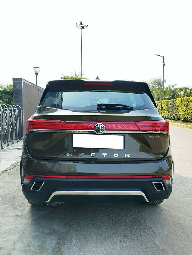 https://images10.gaadi.com/usedcar_image/3700551/original/processed_img2927385__used_car_2927385_1701601113.jpg?imwidth=6402