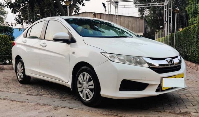 https://images10.gaadi.com/usedcar_image/3700577/original/img3700577__z_blur_img_656f1a6b77772_1701780075.jpg?imwidth=6400