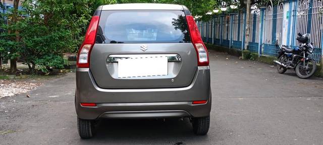 https://images10.gaadi.com/usedcar_image/3700597/original/processed_img2927405__used_car_2927405_1701601511.jpg?imwidth=6402