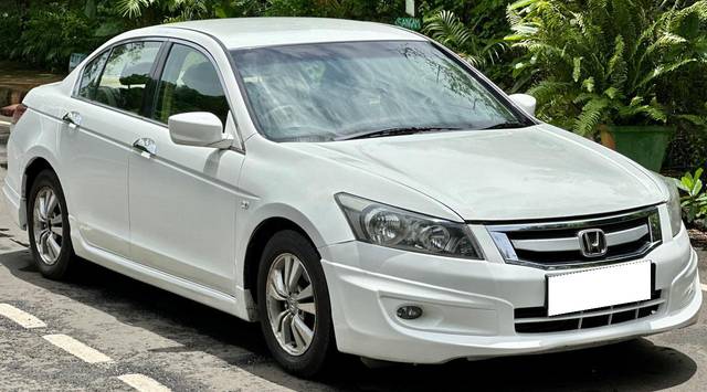 https://images10.gaadi.com/usedcar_image/3700688/original/processed_img2927455__used_car_2927455_1701604850.jpg?imwidth=6400