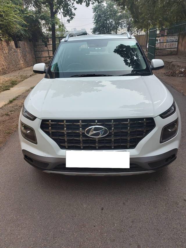 https://images10.gaadi.com/usedcar_image/3700940/original/processed_img2927561__used_car_2927561_1701614291.jpg?imwidth=6402