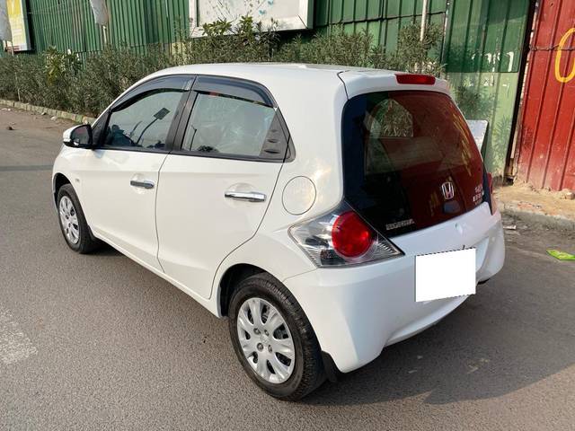 https://images10.gaadi.com/usedcar_image/3701014/original/processed_img2927572__used_car_2927572_1701618125.jpg?imwidth=6402