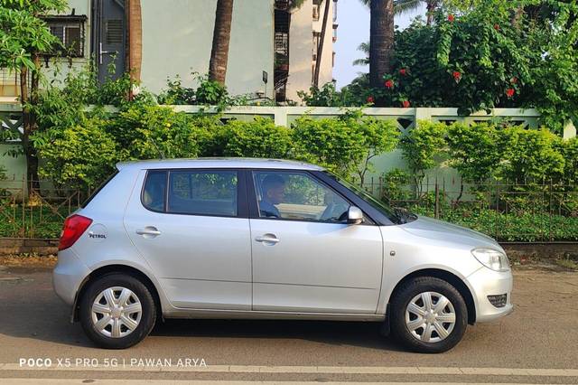 https://images10.gaadi.com/usedcar_image/3701084/original/processed_img2927585__used_car_2927585_1701621544.jpg?imwidth=6401