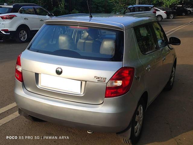 https://images10.gaadi.com/usedcar_image/3701084/original/processed_img2927585__used_car_2927585_1701621550.jpg?imwidth=6402