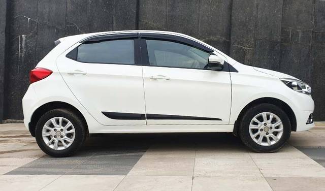 https://images10.gaadi.com/usedcar_image/3701156/original/img2927593__used_car_2927593_1701626672.jpg?imwidth=6401