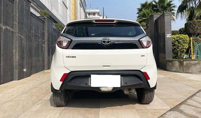 https://images10.gaadi.com/usedcar_image/3701160/original/processed_img2927595__used_car_2927595_1701626950.jpg?imwidth=6402