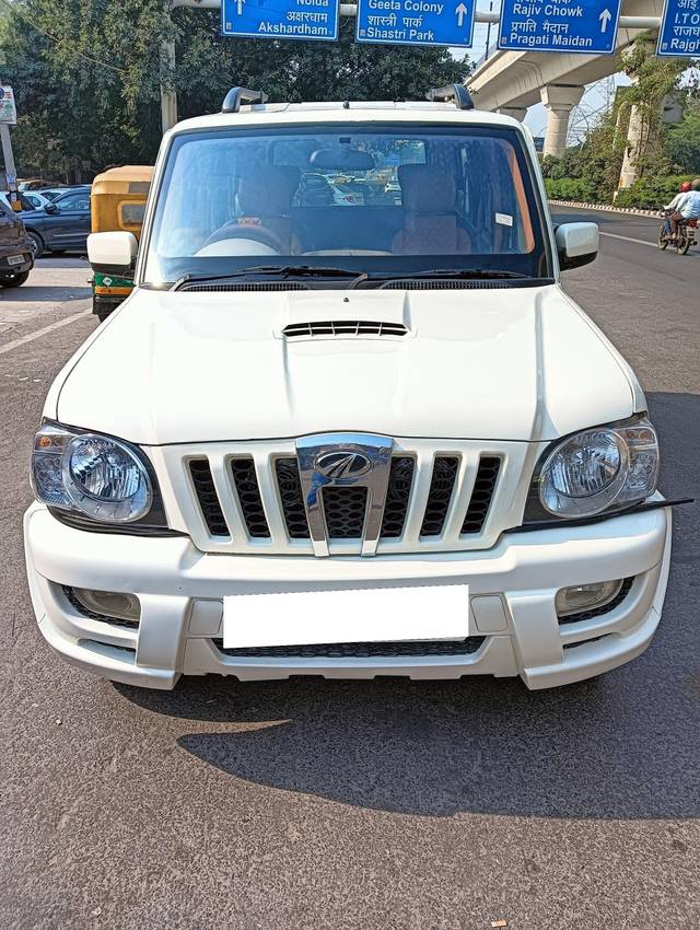 https://images10.gaadi.com/usedcar_image/3701299/original/processed_img2927609__used_car_2927609_1701659586.jpg?imwidth=6400