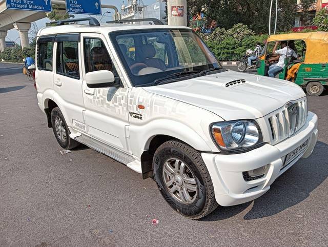 https://images10.gaadi.com/usedcar_image/3701299/original/processed_img2927609__used_car_2927609_1701659591.jpg?imwidth=6402