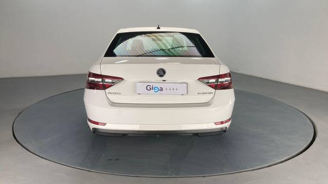 https://images10.gaadi.com/usedcar_image/3701370/original/processed_img2927621__usedcar_s2_276591701666430_1701666452.jpg?imwidth=6402
