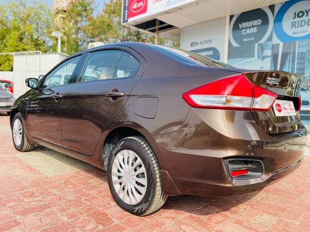 https://images10.gaadi.com/usedcar_image/3701478/original/processed_img2927666__used_car_2927666_1701671257.jpg?imwidth=6402