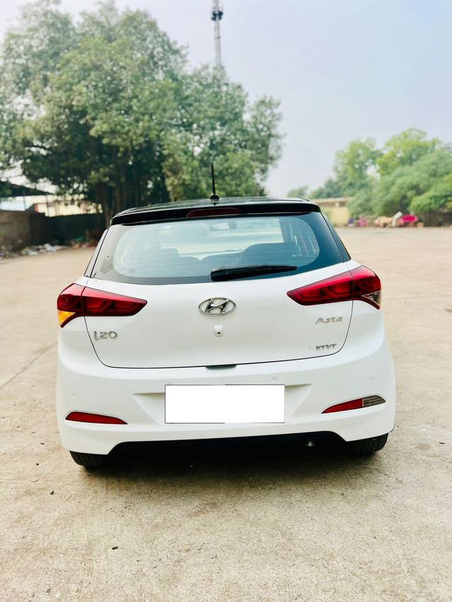 https://images10.gaadi.com/usedcar_image/3701687/original/processed_img2927778__used_car_2927778_1701678116.jpg?imwidth=6402